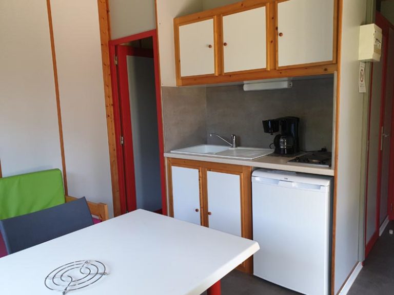 location-chalet-2-chambres-cuisine-camping-au-lac-hautibus