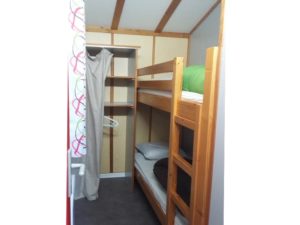 location-chalet-2-chambres-lit-simple-camping-au-lac-hautibus