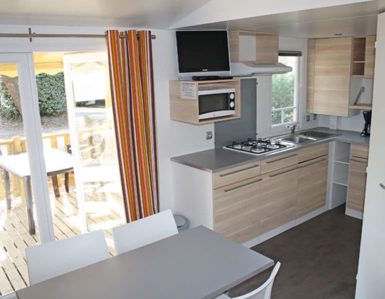 location-mobil-home-2-chambres-5-personnes-cuisine-camping-au-lac-hautibus