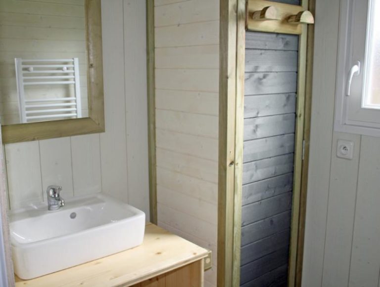 Lodge-chalet-insolite-6-personnes-avec-douche-camping-au-lac-hautibus