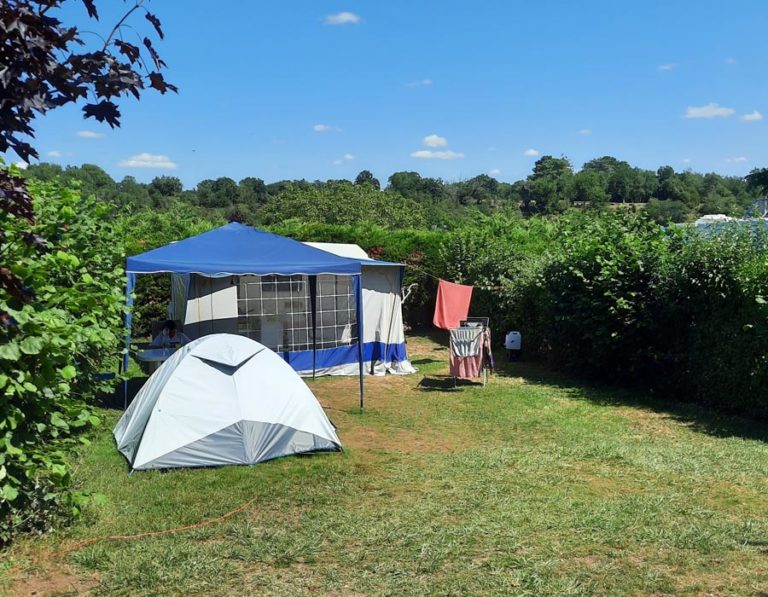 emplacement-tente-camping-nord-deux-sevres-argentonnay-camping-au-lac-hautibus